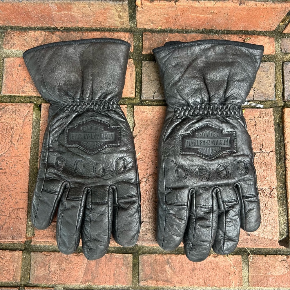 Harley-Davidson black leather insulated gauntlet motorcycle gloves.